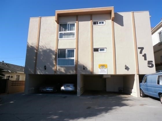 Primary Photo - 715 E Providencia Ave