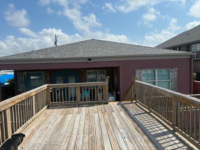 Building Photo - 902 Pompano Ave