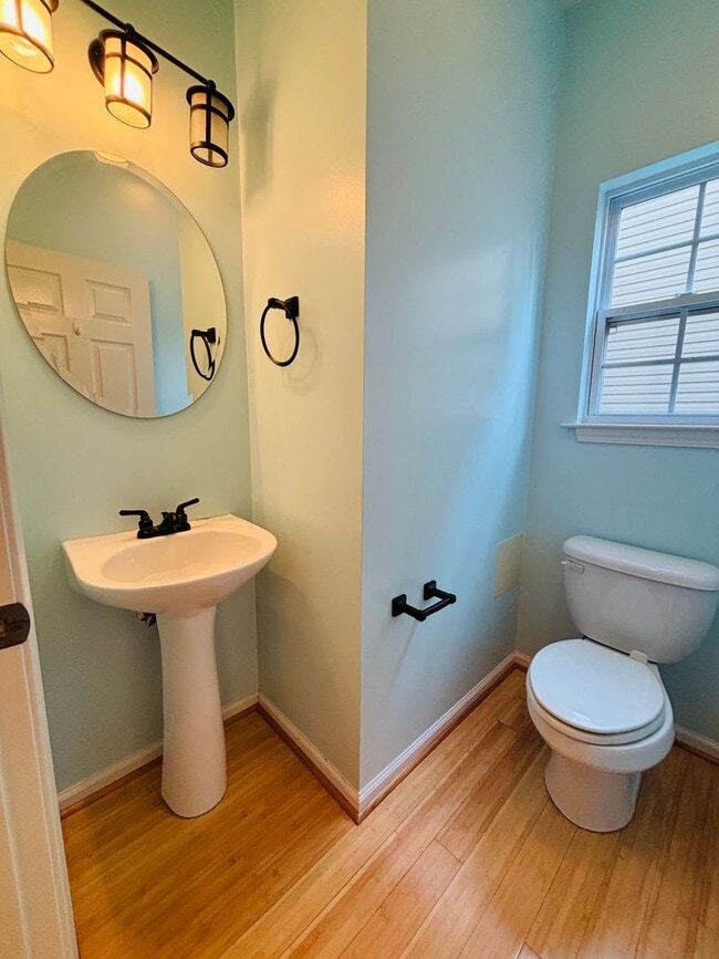 Building Photo - 3 Bedroom, 2.5 Bath Townhouse