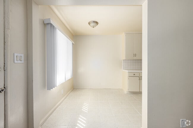 1BR, 1BA - 600SF - Dining Room - 12036 S Vermont Ave