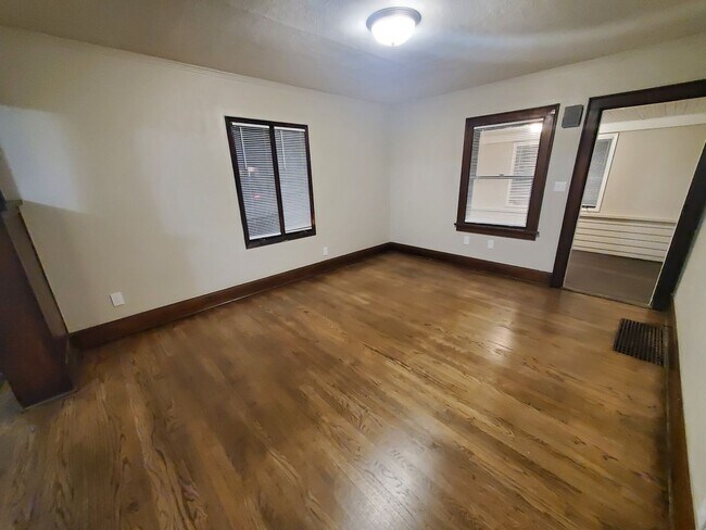 Building Photo - 2 Bedroom, 1 Bathroom home with large garage
