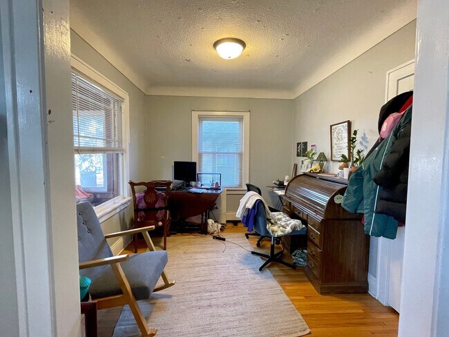 Foto del edificio - 2080 Roblyn Ave