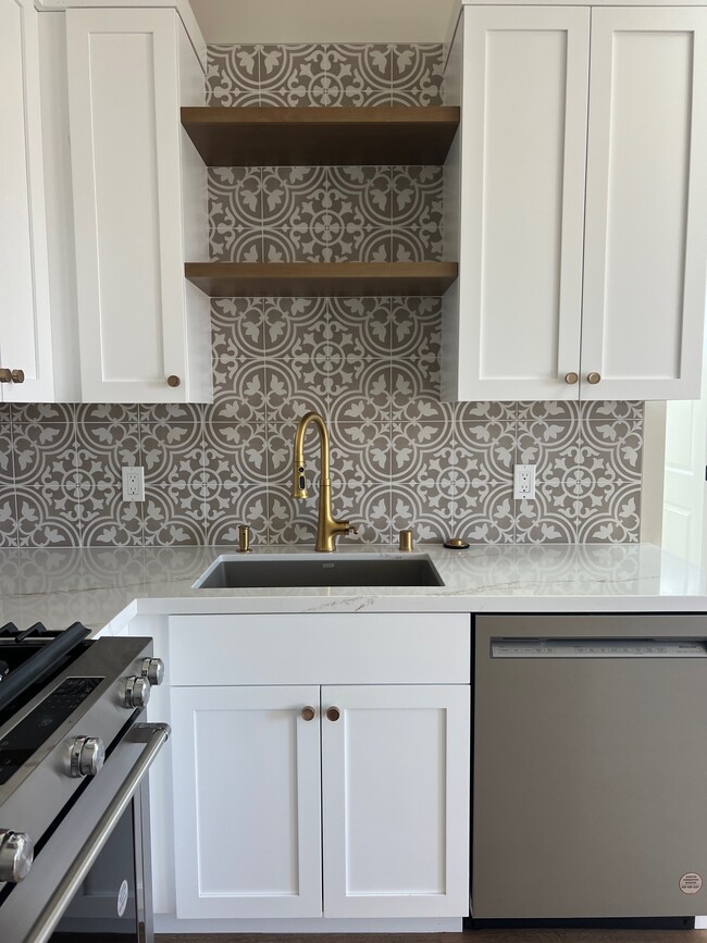 Kitchen detail - 529 Palomar Ave