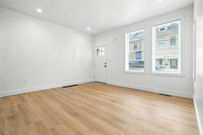 Building Photo - Downtown Sharpsburg New Remodel - 3 Bed, 2...