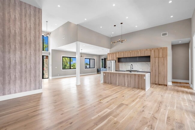 Building Photo - 325 Spicewood Trails Dr