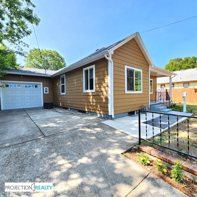 Photo - 1538 NE Dekum St House