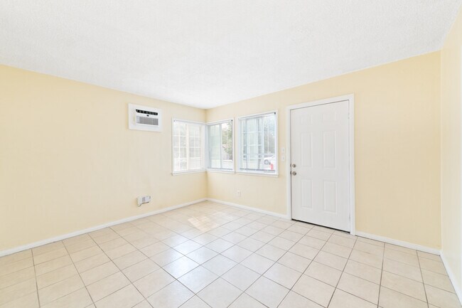Foto del edificio - 16960 B St