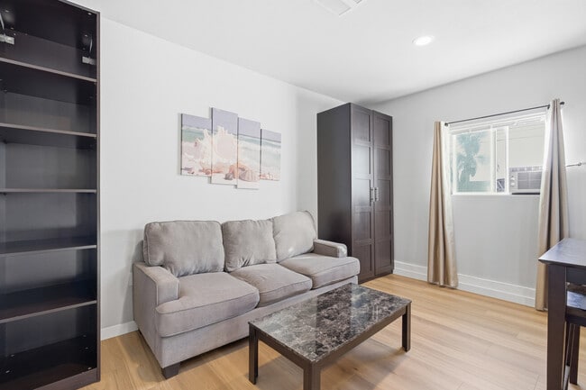 Building Photo - 1026 W 168th St