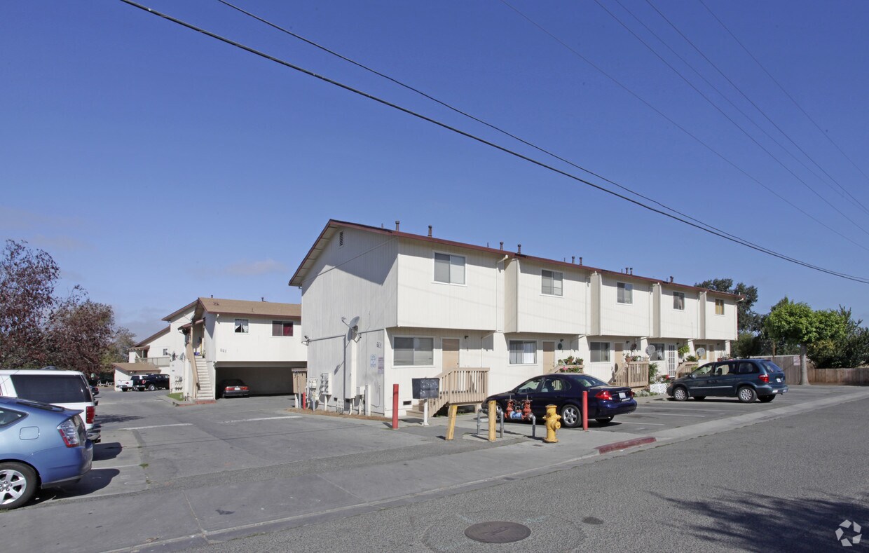 Primary Photo - Gonda Street Apartments
