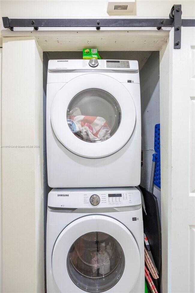 Foto del edificio - 8325 Fairway Rd