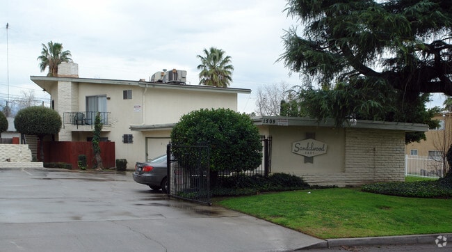 Building Photo - Sandlewood East
