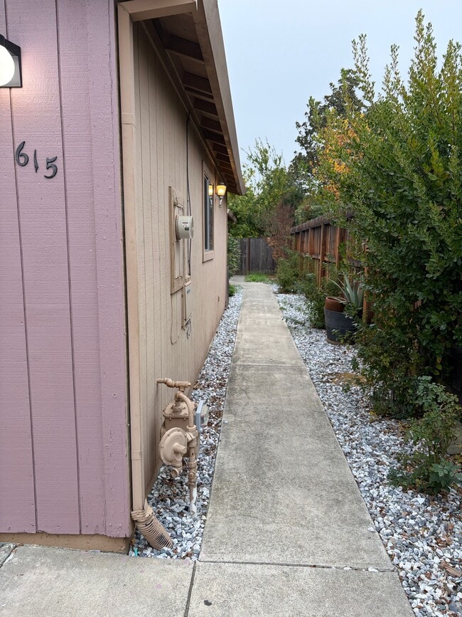 Building Photo - 615 Oriole Ave