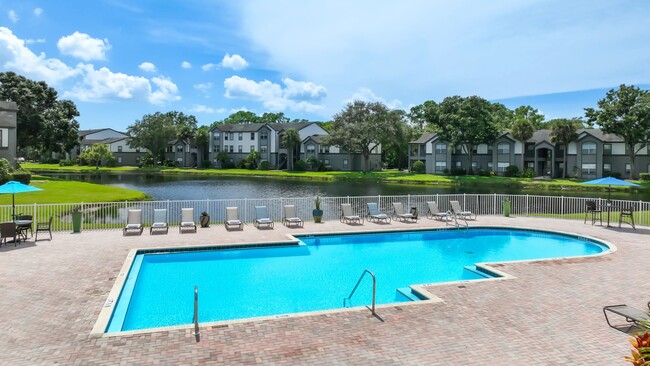 La serenidad bañada por el sol se combina con la elegancia junto al lago en nuestra amplia piscina y terraza solárium. - Eden Pointe