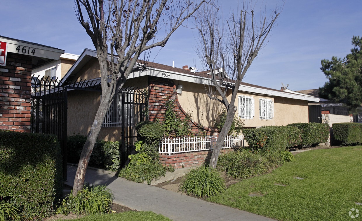 Primary Photo - 4624 Bandera St