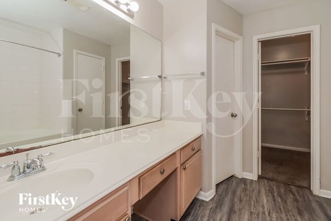 Foto del edificio - 6706 Windy River Ln