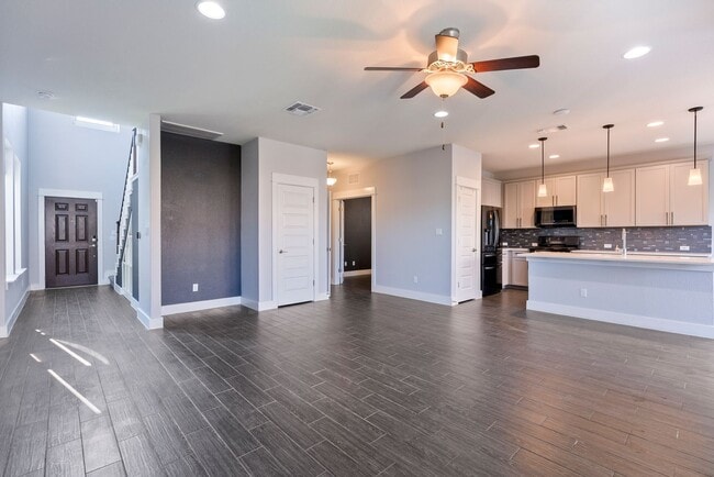 Building Photo - Beautiful 3 bedroom, 2.5 bathroom home in ...
