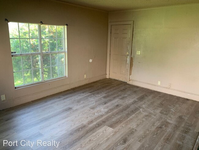 Building Photo - 3 br, 2 bath House - 3221 West College St.
