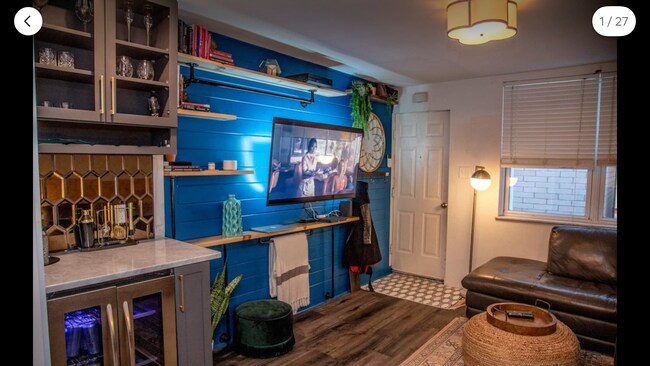 Sala de estar con sofá seccional de 3 metros. - 913 S Darien St