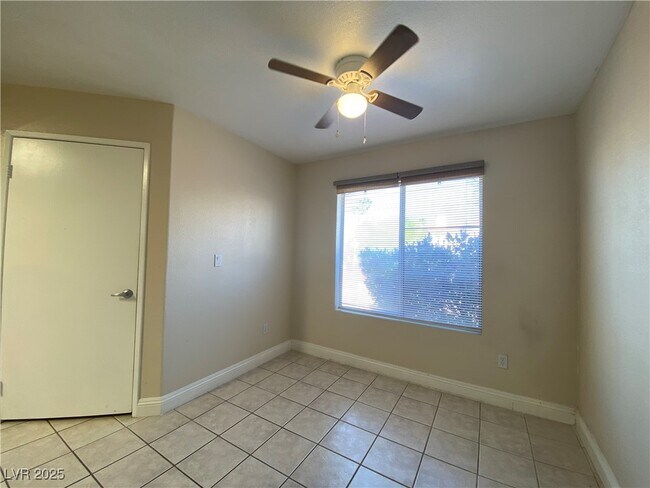 Building Photo - 698 S Racetrack Rd
