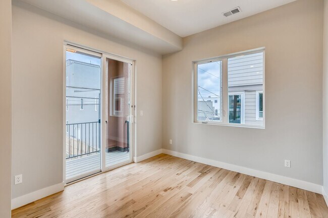 Foto del edificio - Evolve Real Estate: Gorgeous 4 Level End Unit  Available for Move-in on June 2nd!