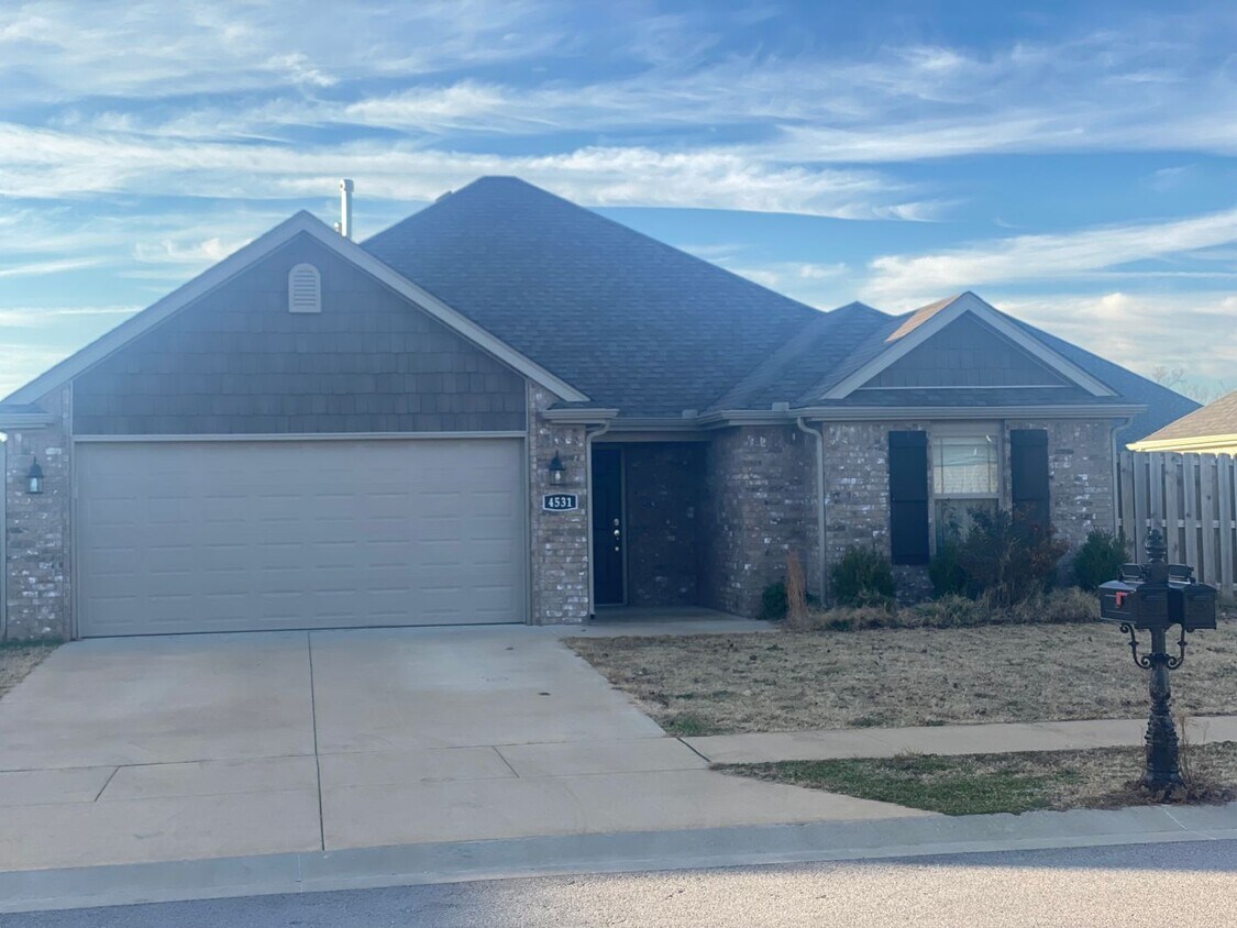 Foto del edificio - BEAUTIFUL FAYETTEVILLE HOME - CLOSE TO ALL SCHOOLS - FENCED IN YARD