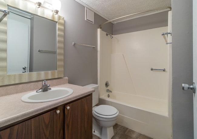 1 habitación, baño - Forest Edge Apartments