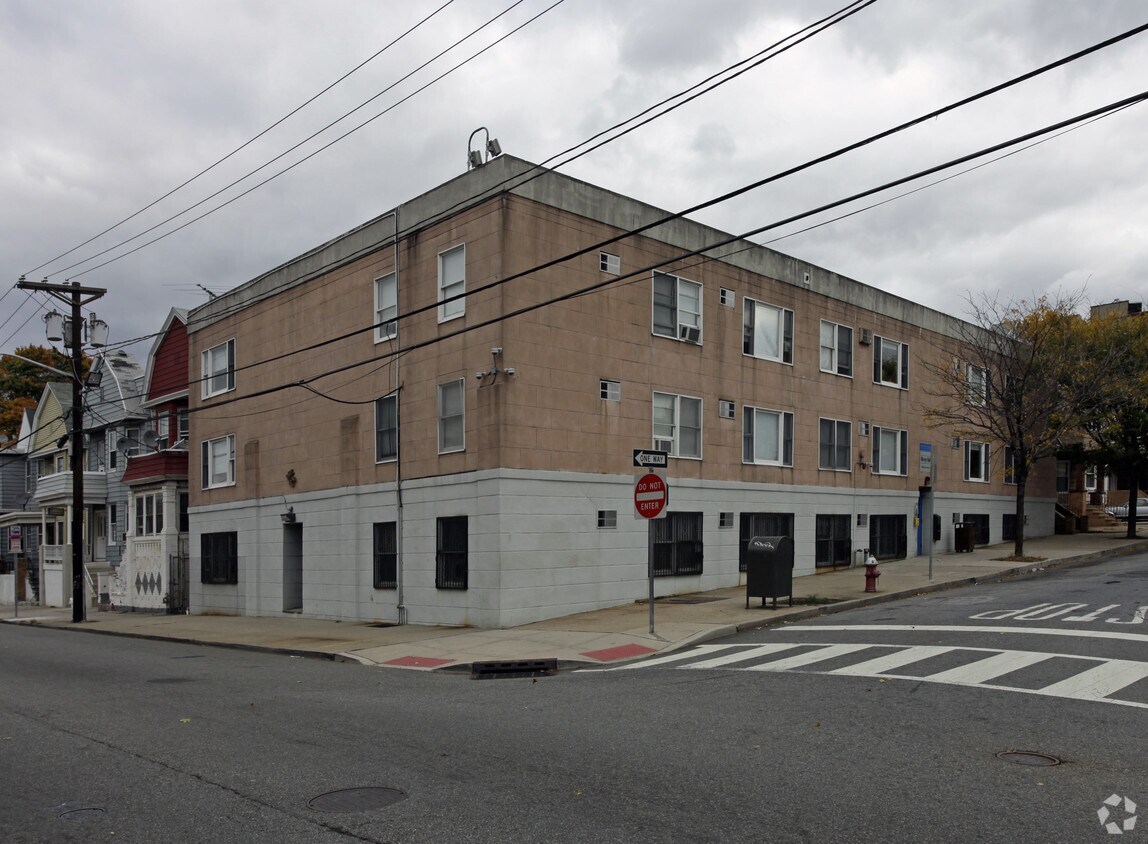 Primary Photo - 850 West Side Ave