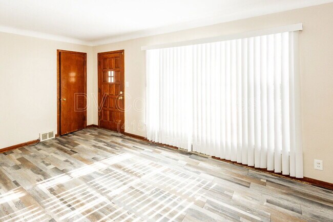 Foto del edificio - 14147 Pease Rd