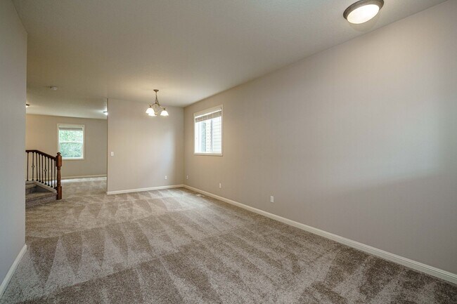 Foto del edificio - $500 Move In Special  4 Bedroom 2.5 Bath New Carpet and Fresh Paint