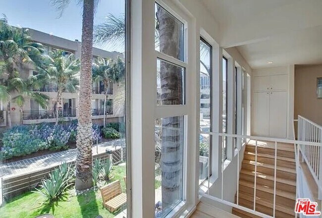 Building Photo - 25 Catamaran St