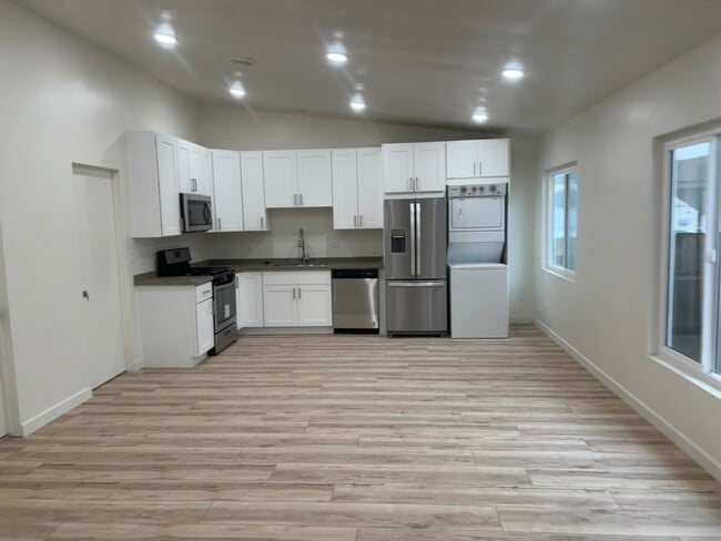 Building Photo - 2444 Chelsea Pl