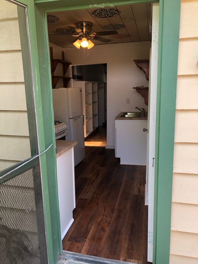 View into kitchen and living area - 508 Bellevue Pl