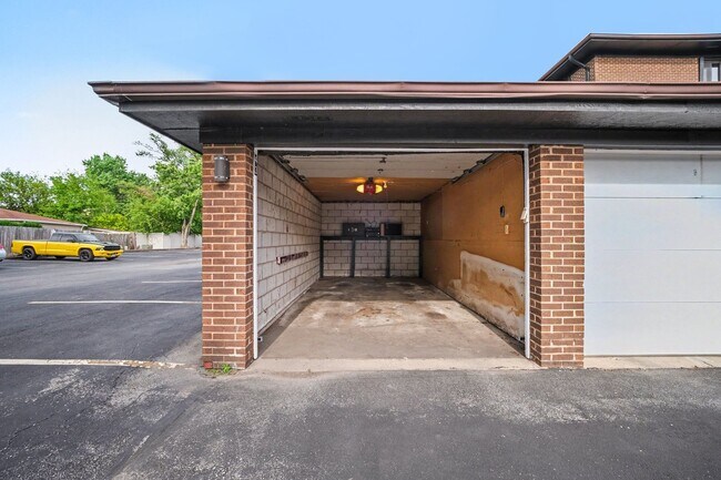 Building Photo - 13615 Royal Ct