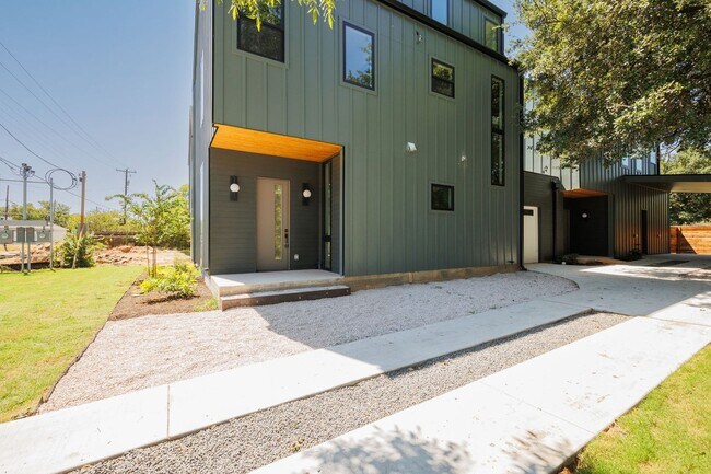 Foto del edificio - Luxury Redefined: Experience Vibrant Living in this 3-Bedroom Haven in East Austin