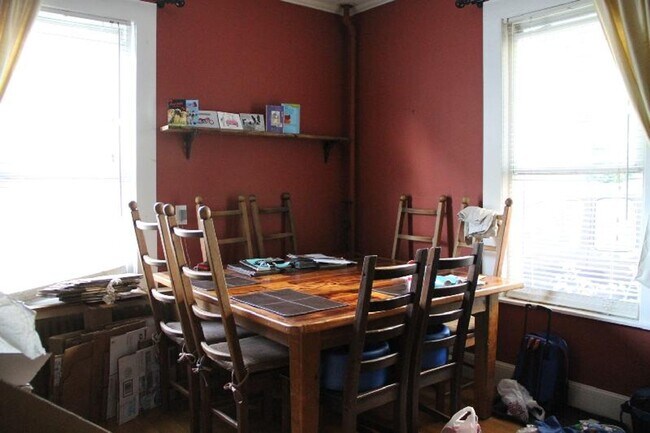 Foto del edificio - 3 BED/1.5 BATH BRIGHTON TOWNHOUSE FOR RENT...