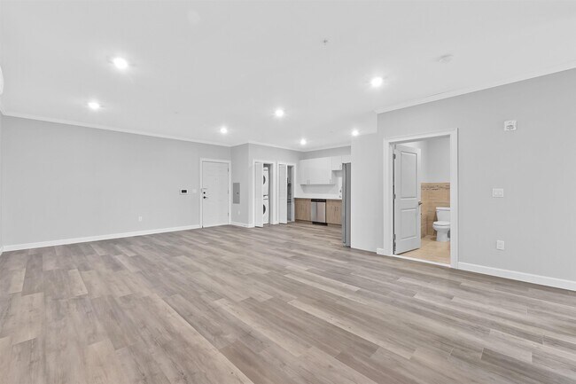Building Photo - 680 Grand St