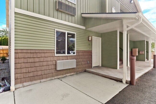 Building Photo - Fresh & Modern 3BR Apartment Just Minutes from ISU