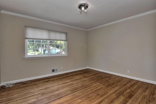 Building Photo - 10566 Creston Dr