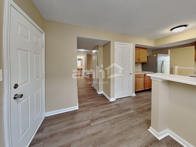 Foto del edificio - 635 Cloverfield Ln