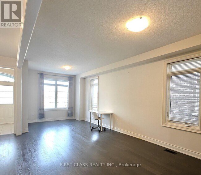 Building Photo - 1538 Devine Pt