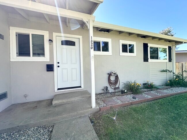 Foto del edificio - Beautiful three bedroom two bath home in Roseville!!
