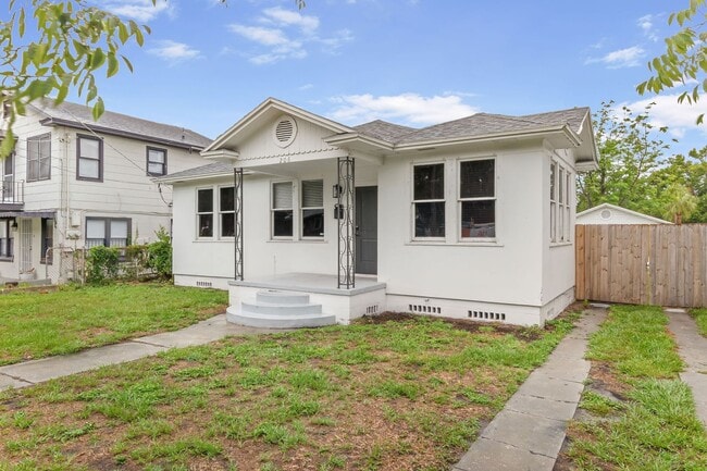 Building Photo - Quaint South Tampa 3-Bedroom Home with Bon...