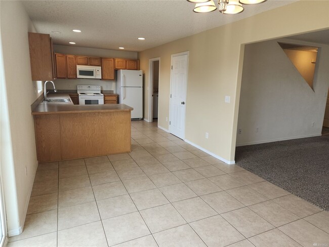 Building Photo - 3 bedroom 2.5 Bath Townhouse with garage i...