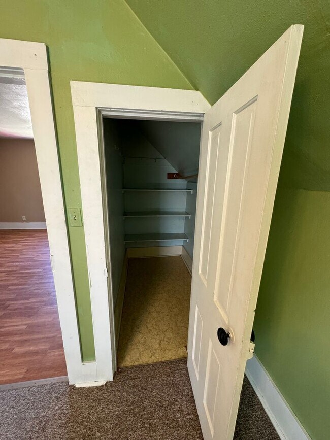 605 N State St Unit Upper, Merrill, WI 54452 Room for Rent in Merrill