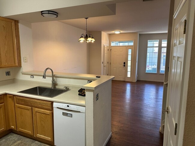 Building Photo - Make this refreshed townhome your own!