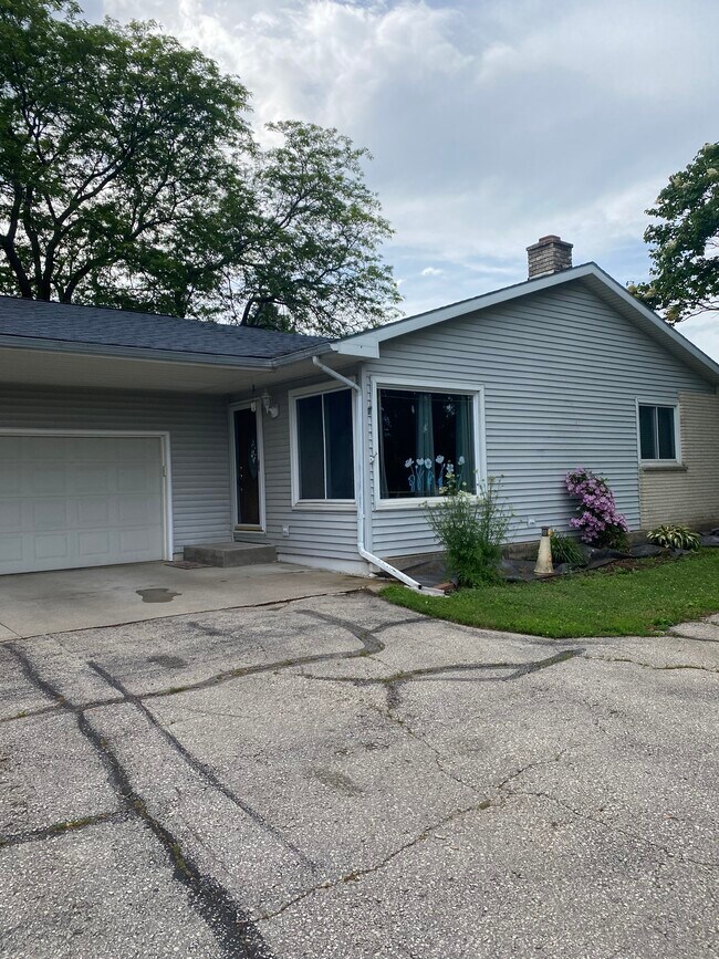 Single car garage - W21303 Brown Addition Ln