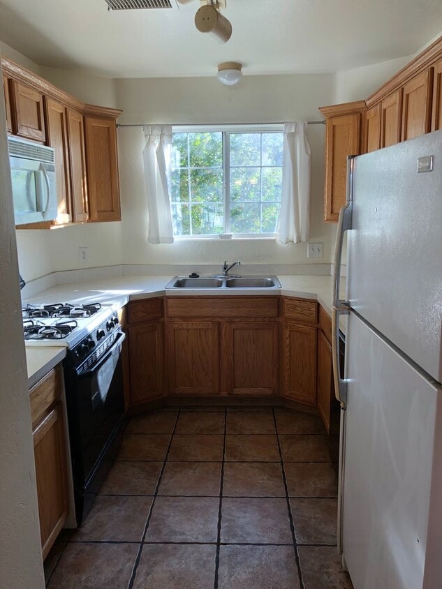 Building Photo - COMING SOON! 3 Bed/2 Bath Condo on Switzer...