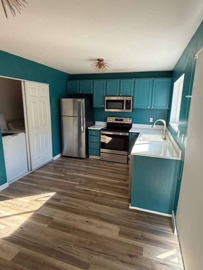 Building Photo - Updated duplex on quiet street.  Large yard, all appliances.