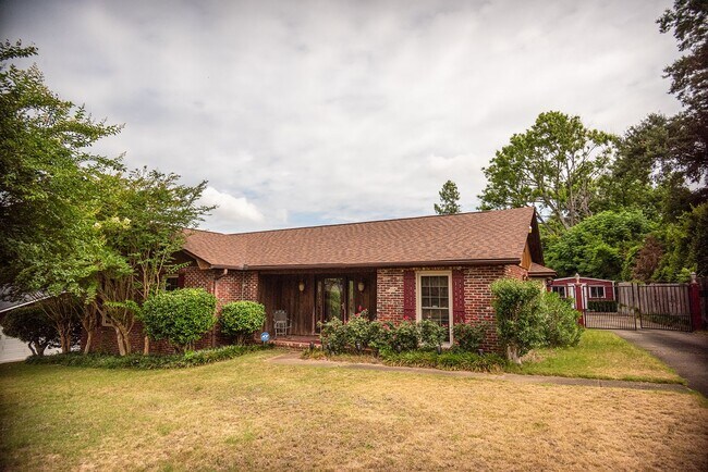 Building Photo - Beautiful home available today!