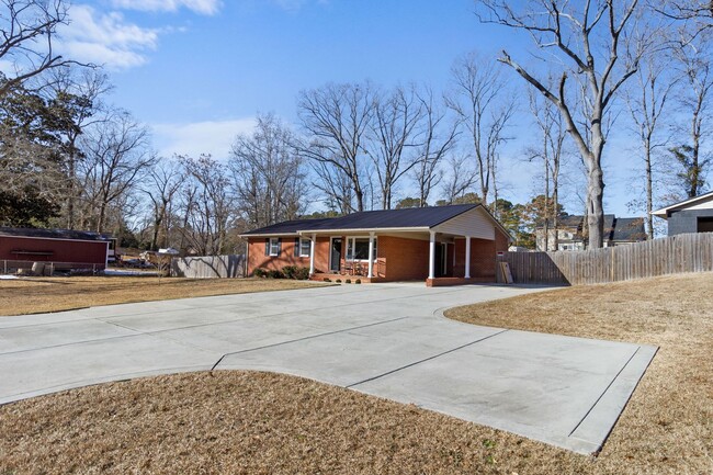 Building Photo - Updated 3 Bedroom 2 Bath Ranch